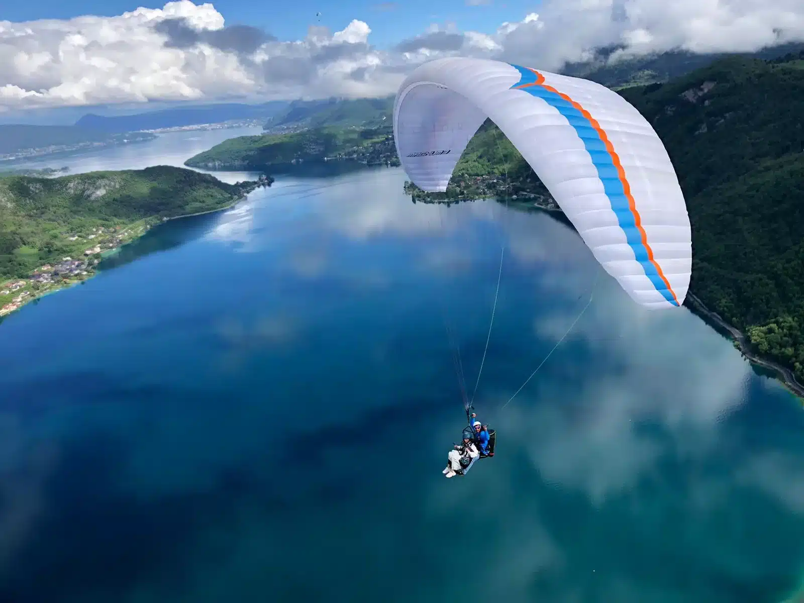 Parapente biplace au-dessus du lac d'Annecy