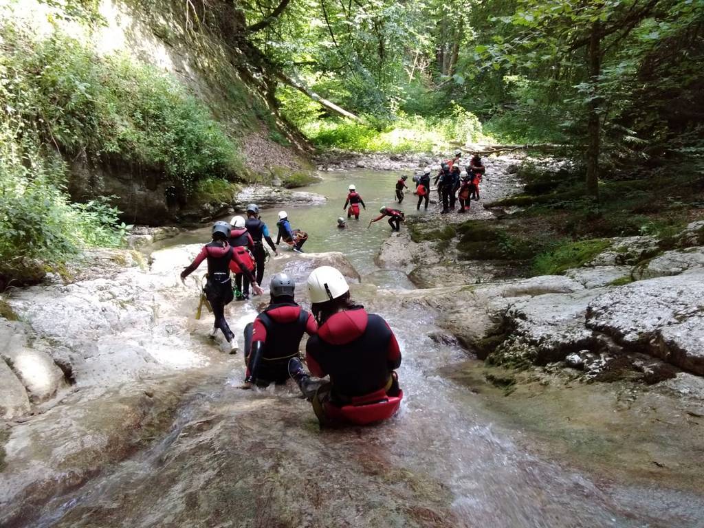 Canyoning en famille dans le canyon d'Angon au lac d'Annecy, au départ de La Clusaz