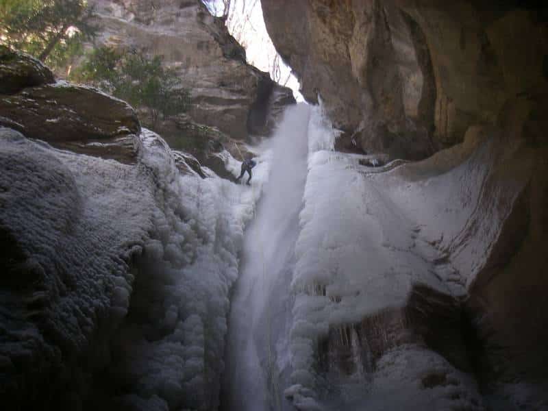 Canyoning hivernal dans la cascade d'Angon, au départ de La Clusaz